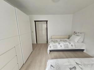 Postel nebo postele na pokoji v ubytování Ferienwohnung #1 in der Altstadt von Stadtroda + 5 fotografií