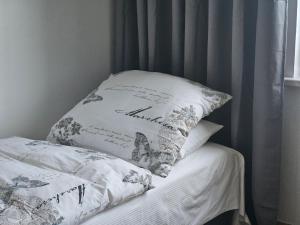 Postel nebo postele na pokoji v ubytování Ferienwohnung #1 in der Altstadt von Stadtroda