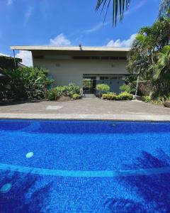 Ciudad Cariariにあるvilla country club cariariの家の前の青いスイミングプール