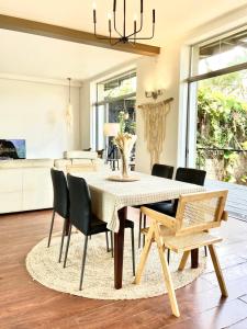 Ciudad Cariariにあるvilla country club cariariのテーブルと椅子のあるダイニングルーム