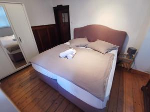 a bedroom with a bed with two towels on it at Altstadtwohnung in Lüneburg