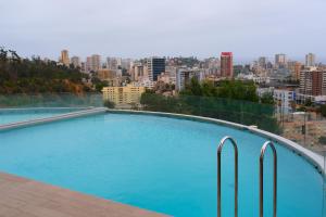 una gran piscina en la azotea de un edificio en Hermoso y moderno departamento, nuevo, a pasos de la Quinta Vergara, cercano a los mejores atractivos de viña del mar, con maravillosa vista, en Viña del Mar