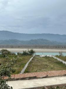 リシケーシュにあるElysium - The Himalayan & Ganges View Yoga Retreatのレンガの壁のある水域の景色