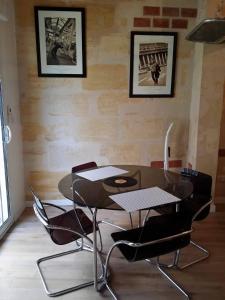 - une salle à manger avec une table et des chaises dans l'établissement beau studio centre ville, à Bordeaux