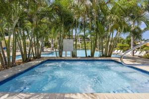 Bazén v ubytování Beach View - Coastal View 2BR condo - LV505 nebo v jeho okolí