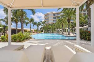 Bazén v ubytování Beach View - Coastal View 2BR condo - LV505 nebo v jeho okolí