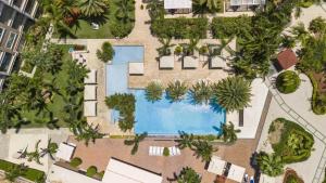 Bazén v ubytování Beach View - Coastal View 2BR condo - LV505 nebo v jeho okolí