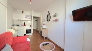 Studio Cozy en Bord de Plage avec Vue Mer et Wifi的厨房或小厨房