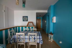 a dining room with blue walls and a table and chairs at Cotillo Cala II in El Cotillo