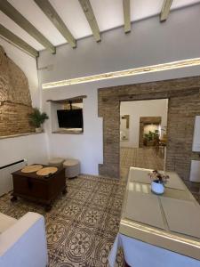 a living room with a couch and a table at La casa grande in Carmona
