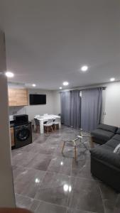 TV a/nebo společenská místnost v ubytování Apartamentos solymar oropesa del mar