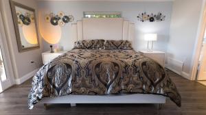 1 dormitorio con 1 cama con edredón en Lakefront and Pool 4bed Orlando House Near Downtown 20 minutes from Attractions, en Orlando 23 fotos más