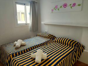 En eller flere senge i et værelse på Ciel Azul Ibiza Apartamentos