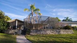 una palmera frente a una casa de cristal en Lakefront and Pool 4bed Orlando House Near Downtown 20 minutes from Attractions, en Orlando