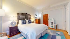 ブルックラインにあるWalk To Fenway, Longwood Medical, Large Pvt Roomの大きな白いベッドと青い枕のある寝室