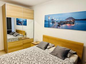 Posteľ alebo postele v izbe v ubytovaní Su Eminencia - Sea View Apartment with Modern Comforts