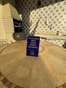 a sign sitting in the middle of a building at Casa Arruda Climatizado Próx à Shopping Boulevard in Vitória da Conquista