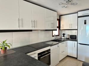 Kuchyňa alebo kuchynka v ubytovaní Su Eminencia - Sea View Apartment with Modern Comforts