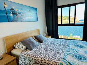 Posteľ alebo postele v izbe v ubytovaní Su Eminencia - Sea View Apartment with Modern Comforts + 37 fotografií
