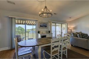 Posezení v ubytování 1762 Bluff Villas Modern Updated Water Views Sleeps 8 Sea Pines