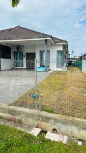 Το κτήριο όπου στεγάζεται  η παραθεριστική κατοικία +4 φωτογραφίες