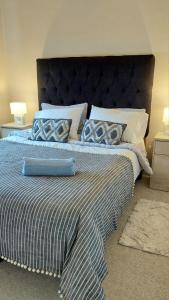 a large bed with a blue pillow on top of it at CasaNativa 7Sur in Curicó