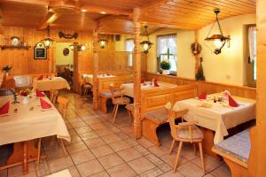un ristorante con tavoli e sedie in una stanza di Land- und Aktivhotel Altmühlaue a Bad Rodach
