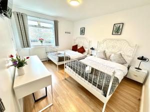 a small bedroom with a bed and a couch at 3 Twin Bedroom Entire House Sleeps 10 Driveway Parking near Coventry University and City Center in Coventry