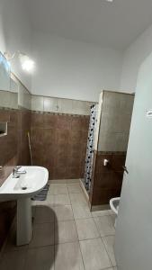 ビヤ・マリアにあるLOS TATOS 2 con cocheraの洗面台とトイレ付きのバスルーム
