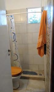 ein Badezimmer mit Dusche, Toilette und Fenster in der Unterkunft La candelaria in Villa Ciudad Parque