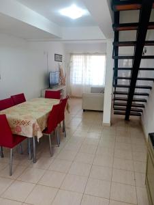 Μια τηλεόραση ή/και κέντρο ψυχαγωγίας στο Departamento en dúplex en Las Grutas
