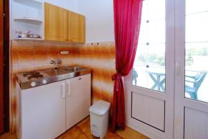 Kuchyňa alebo kuchynka v ubytovaní Apartments More + 29 fotografií