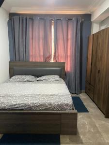 une chambre avec un lit et une grande fenêtre dans l'établissement Love at first sight, à Apenkwa