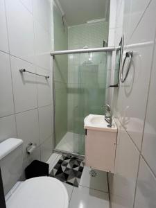 a bathroom with a shower and a toilet and a sink at Excelente Localização e Ótimo Apartamento in Paulo Afonso +10 photos