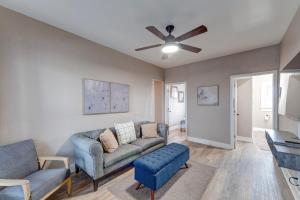 Prime 2BR Gem, Near Convention Hub!的休息区