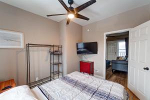 Prime 2BR Gem, Near Convention Hub!客房内的一张或多张床位