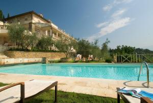 basen przed domem w obiekcie Villa la Borghetta Spa Resort w mieście Figline Valdarno