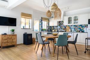 eine Küche und ein Esszimmer mit Tisch und Stühlen in der Unterkunft Charming Meets Modern Comfort - T2 Apartment in Ferragudo