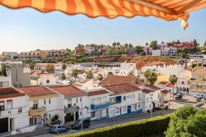 Blick auf eine Stadt mit weißen Häusern in der Unterkunft Charming Meets Modern Comfort - T2 Apartment in Ferragudo