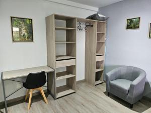 a study room with a desk and a chair at Les Résidences primevère in Cayenne