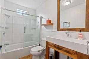 un bagno con lavandino, WC e doccia di Templeton Creekside Cottage a Templeton Altre 46 foto