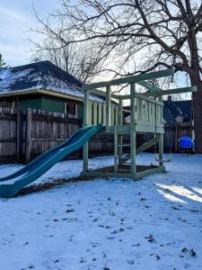 Area giochi per bambini di Trendy Craftsman Studio with Firepit and Laundry!