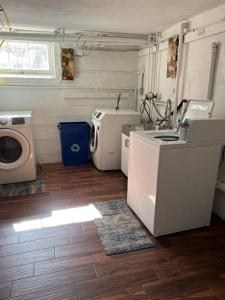 Foto dalla galleria di Trendy Craftsman Studio with Firepit and Laundry! a Willmar