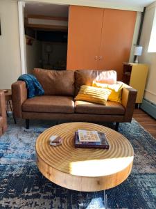 Area soggiorno di Trendy Craftsman Studio with Firepit and Laundry!
