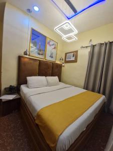Postel nebo postele na pokoji v ubytování Ontario Hotel & Apartment