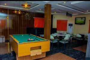 Biliár nebo kulečník v ubytování Ontario Hotel & Apartment