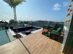 a rooftop patio with a table and chairs on a building at Makani Flat Campas in Tamandaré