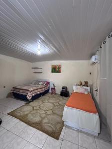Un dormitorio con dos camas en una habitación. en Pousada Fialho, en São Gabriel