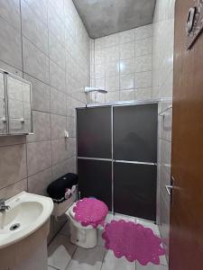 Un baño con lavabo, inodoro y ducha. en Pousada Fialho, en São Gabriel
