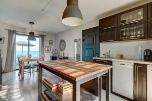 eine Küche mit Tisch und ein Esszimmer in der Unterkunft A Stalla - Maison pieds dans l'eau à Lucciana in Lucciana + 18 Fotos